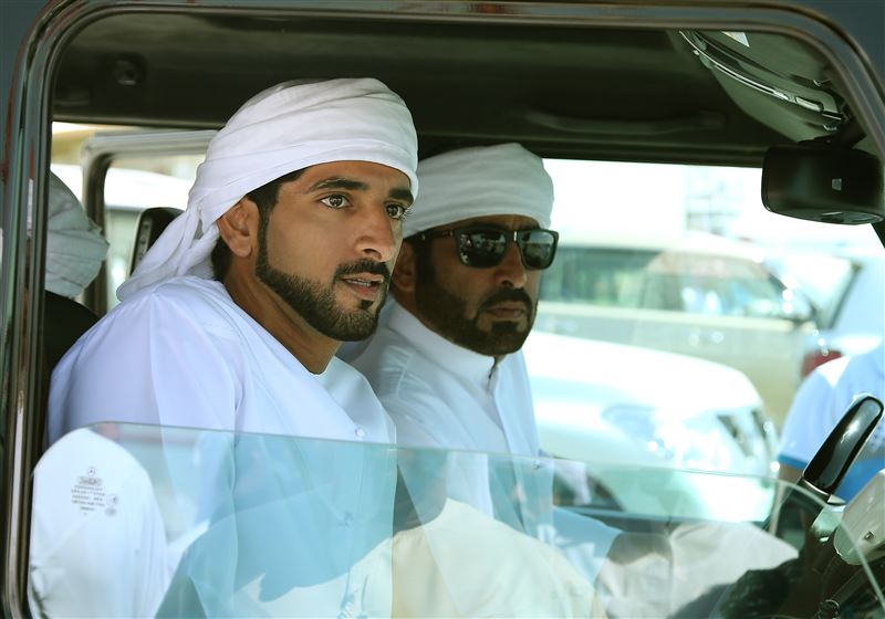 حمدان بن محمد يشهد تألق هجن العاصفة في المرموم