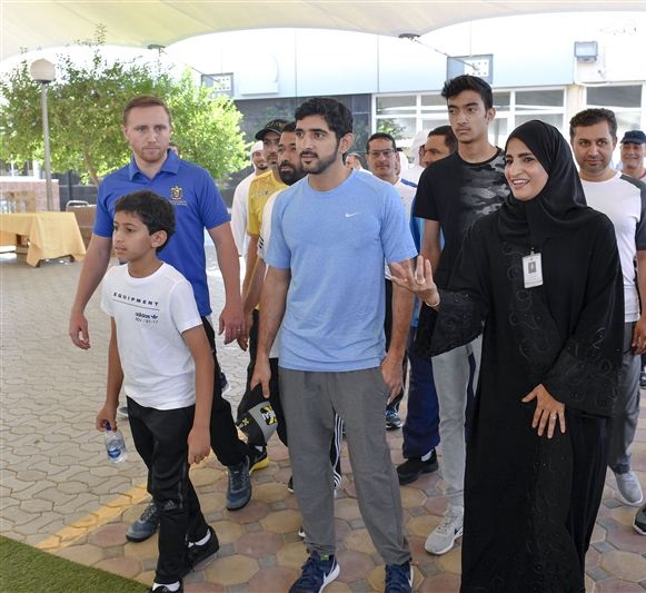 حمدان بن محمد يطلع على استعدادات طلاب المدارس للمشاركة في "تحدي دبي للياقة"