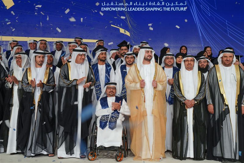 مكتوم بن محمد يشهد حفل تخريج الدفعة الرابعة من كلية محمد بن راشد للإدارة الحكومية