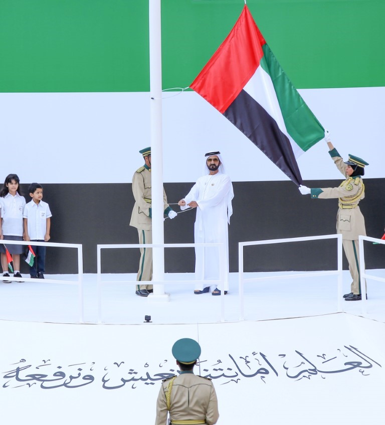 محمد بن راشد يرفع علم الإمارات في ساحة «بـرج خليفة» وسـط جمـع كبير من طـلاب مـدارس الـدولة