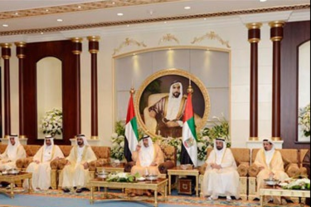 محمد بن راشد يحضر جانباً من أول ماراثون للهجن في مدينة القدرة