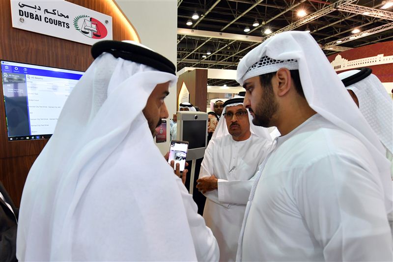 مكتوم بن محمد يطلع إلى نظامي "ذرى" و"قريب" بمحاكم دبي خلال معرض جيتكس