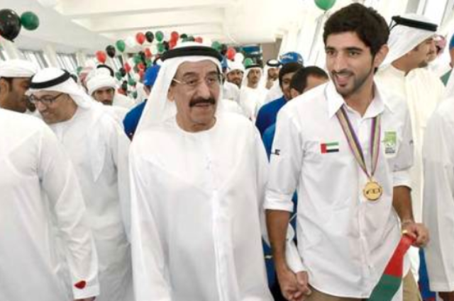 محمد بن راشد يلتقي مجموعة من الشباب العالمي 