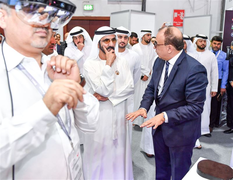محمد بن راشد يتفقّد معرض جيتكس 