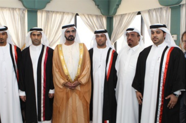 محمد بن راشد والشيوخ يؤدون صلاة الجنازة على جثمان أحمد بن حامد
