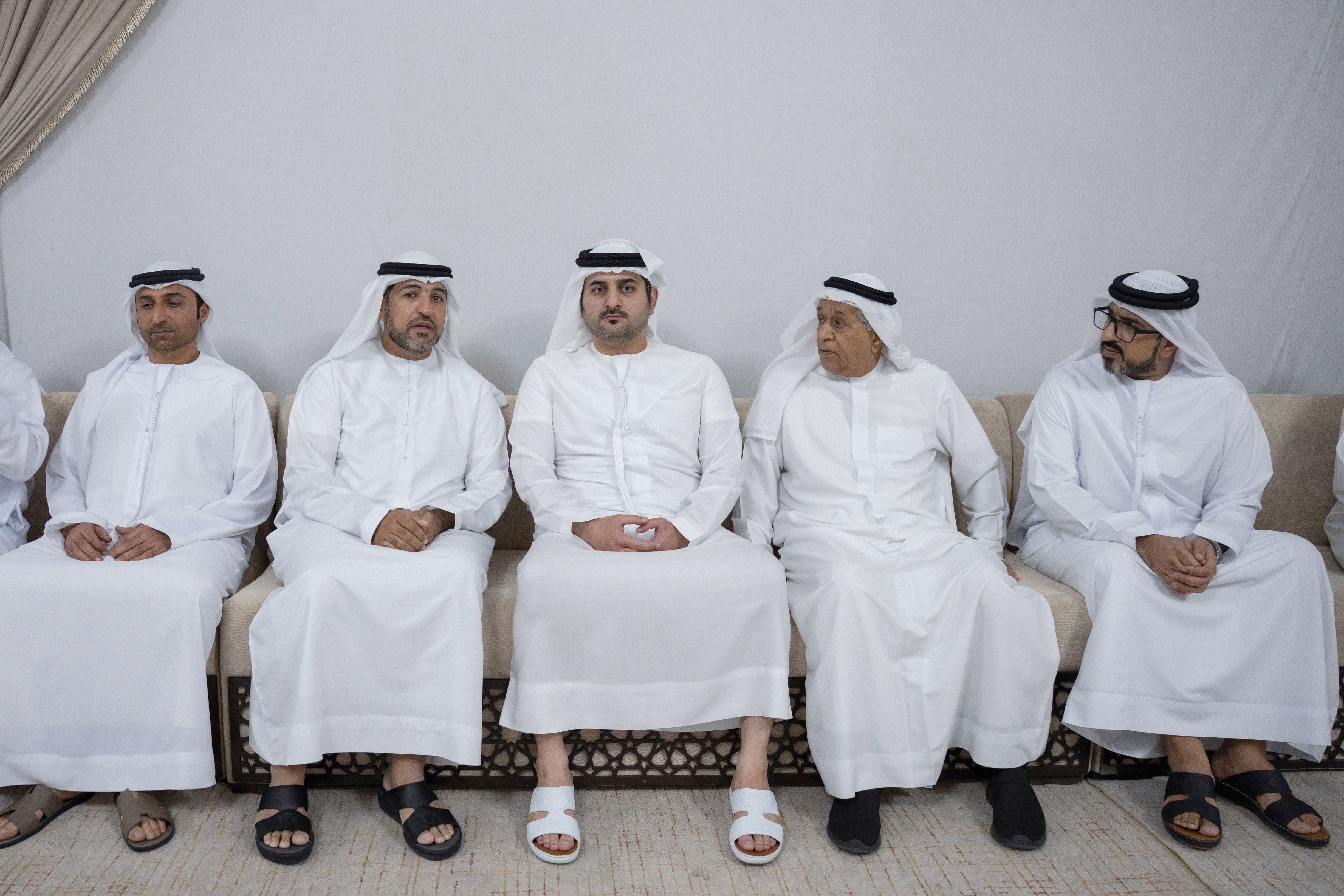 مكتوم بن محمد يقدم واجب العزاء في وفاة عمر أحمد البلوشي