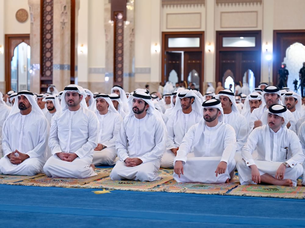 حمدان بن محمد ومكتوم بن محمد يؤديان صلاة عيد الأضحى في مسجد زعبيل الكبير