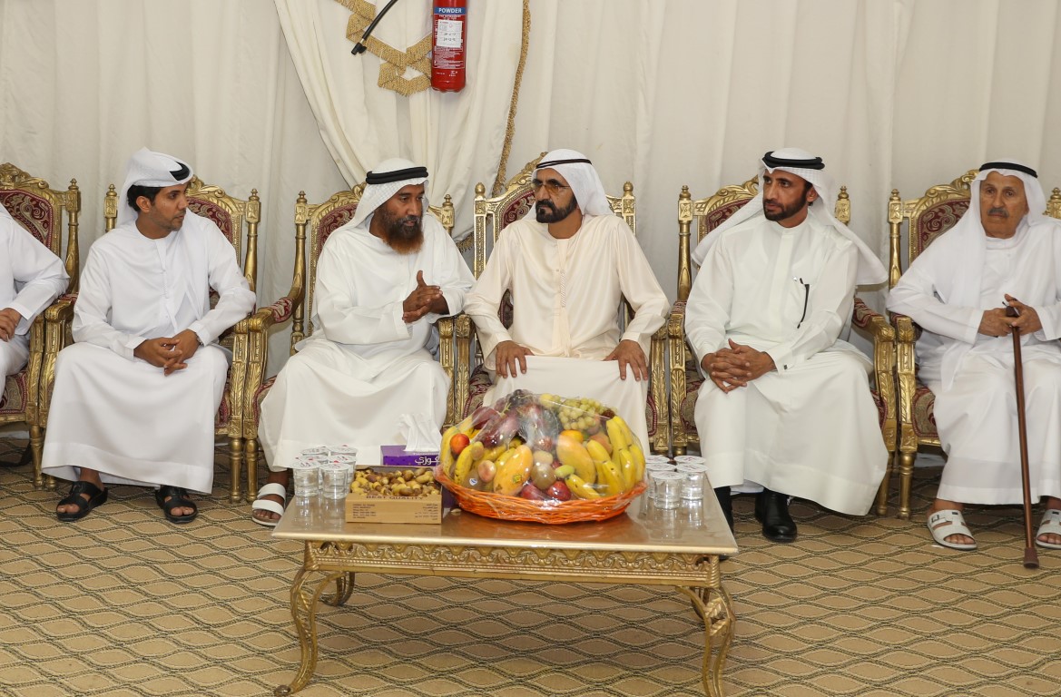 محمد بن راشد يقدم واجب العزاء بوفاة أحمد عبيد الزري الشامسي