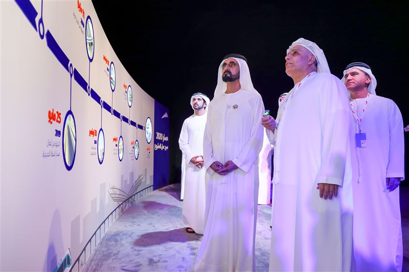 محمد بن راشد يتفقد مشروع مسار 2020 لمترو دبي