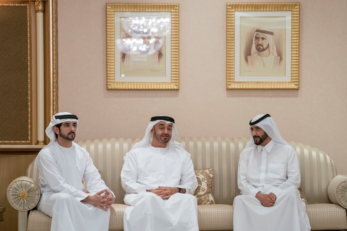 محمد بن زايد والشيوخ يقدمون واجب العزاء إلى حمدان بن محمد في وفاة منصور بن أحمد بن علي آل ثاني