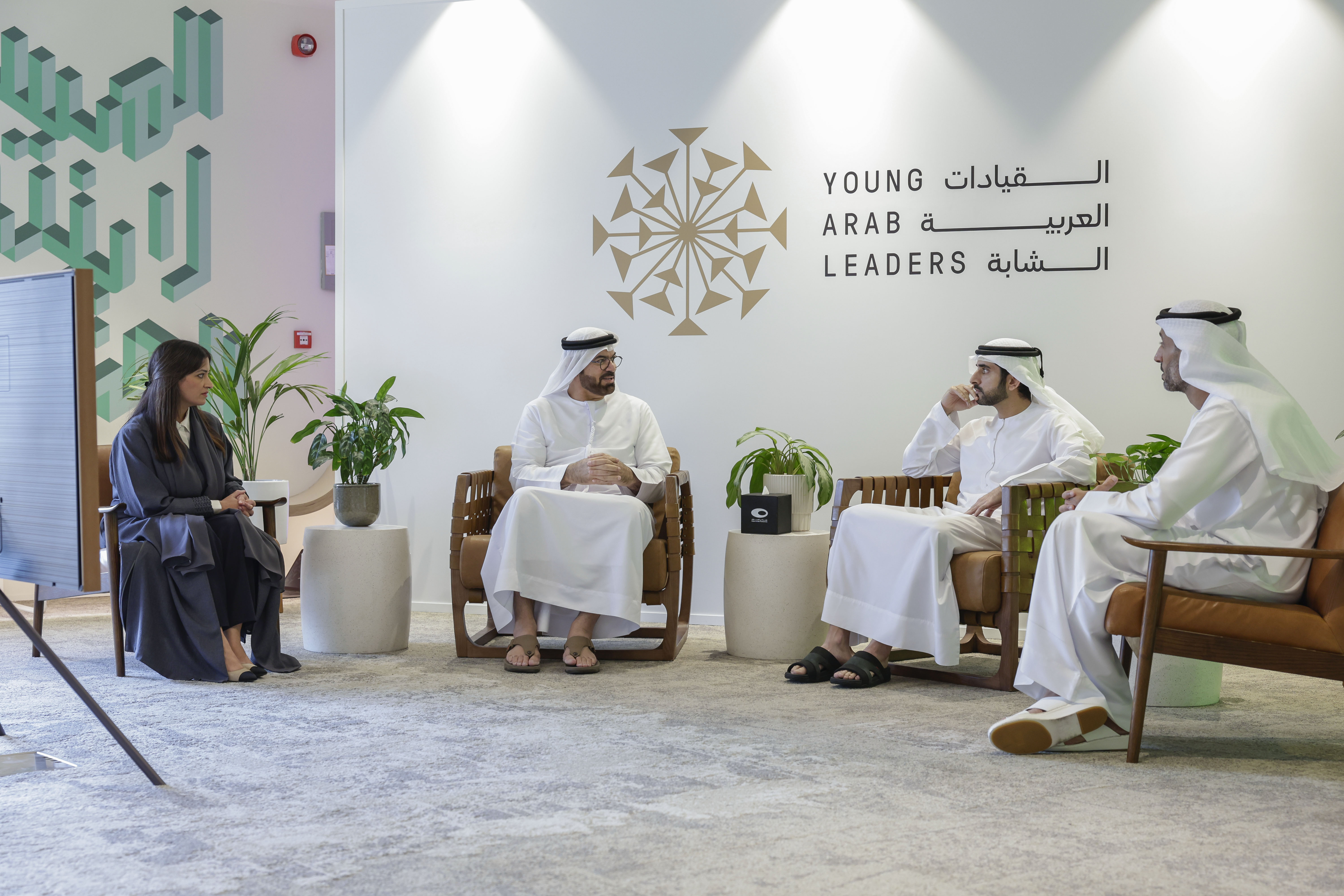 حمدان بن محمد يطلع على الخطط المستقبلية لـ "القيادات العربية الشابة" ويستعرض إنجازاتها منذ تأسيسها