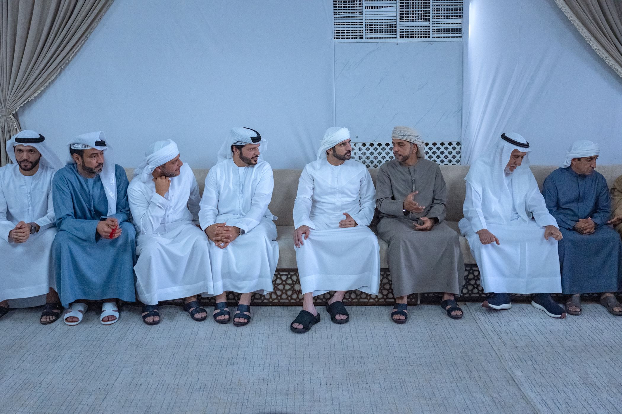 حمدان بن محمد يقدّم واجب العزاء في وفاة علي سالم علي العديدي