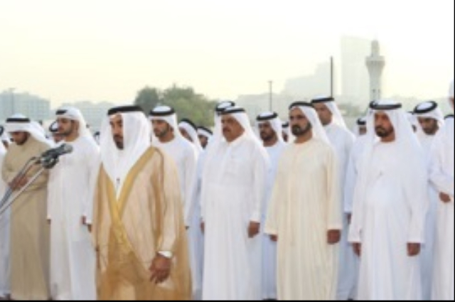 محمد بن راشد يؤدي صلاة العيد