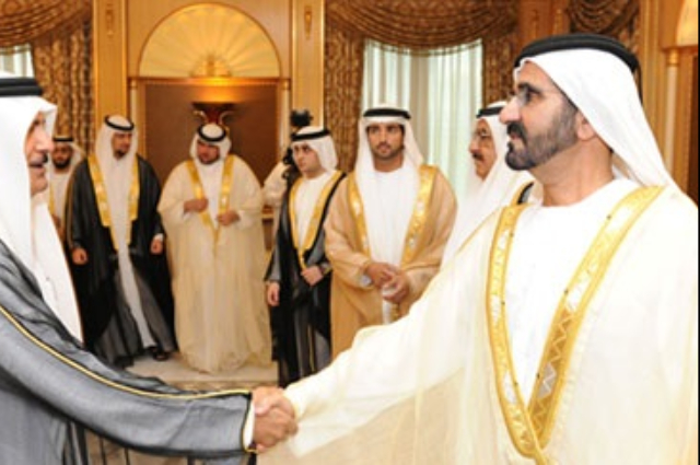 محمد بن راشد يزور المكتب الإعلامي لحكومة دبي