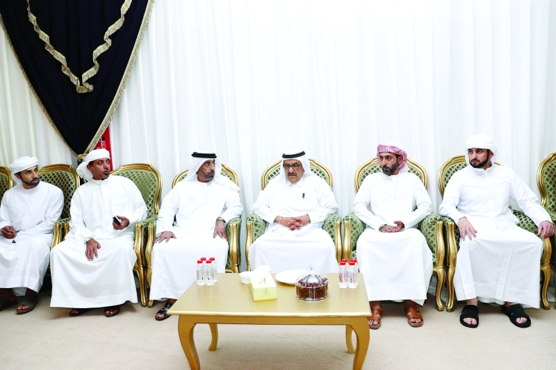 حمدان بن راشد وأحمد بن محمد يعزيان في وفاة محمد ثاني السويدي
