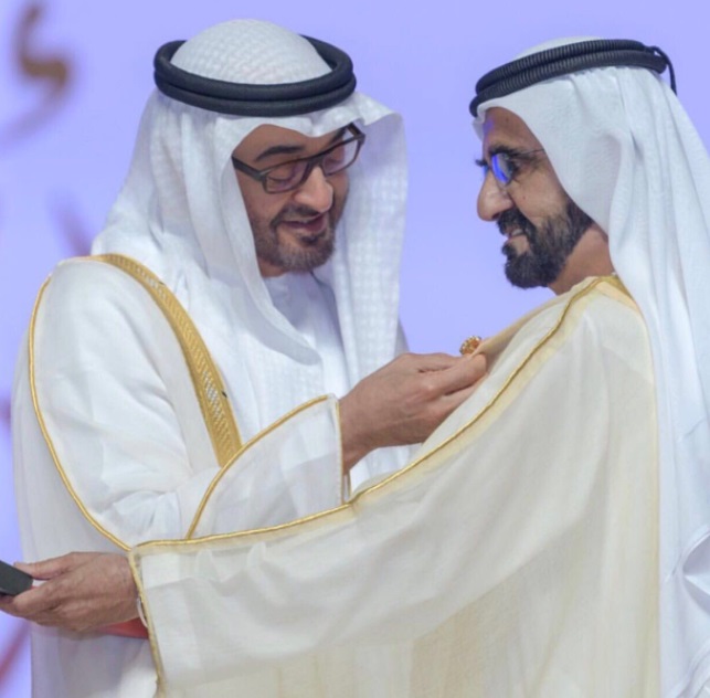 محمد بن راشد يتسلّم من محمد بن زايد "وسام أم الإمارات"