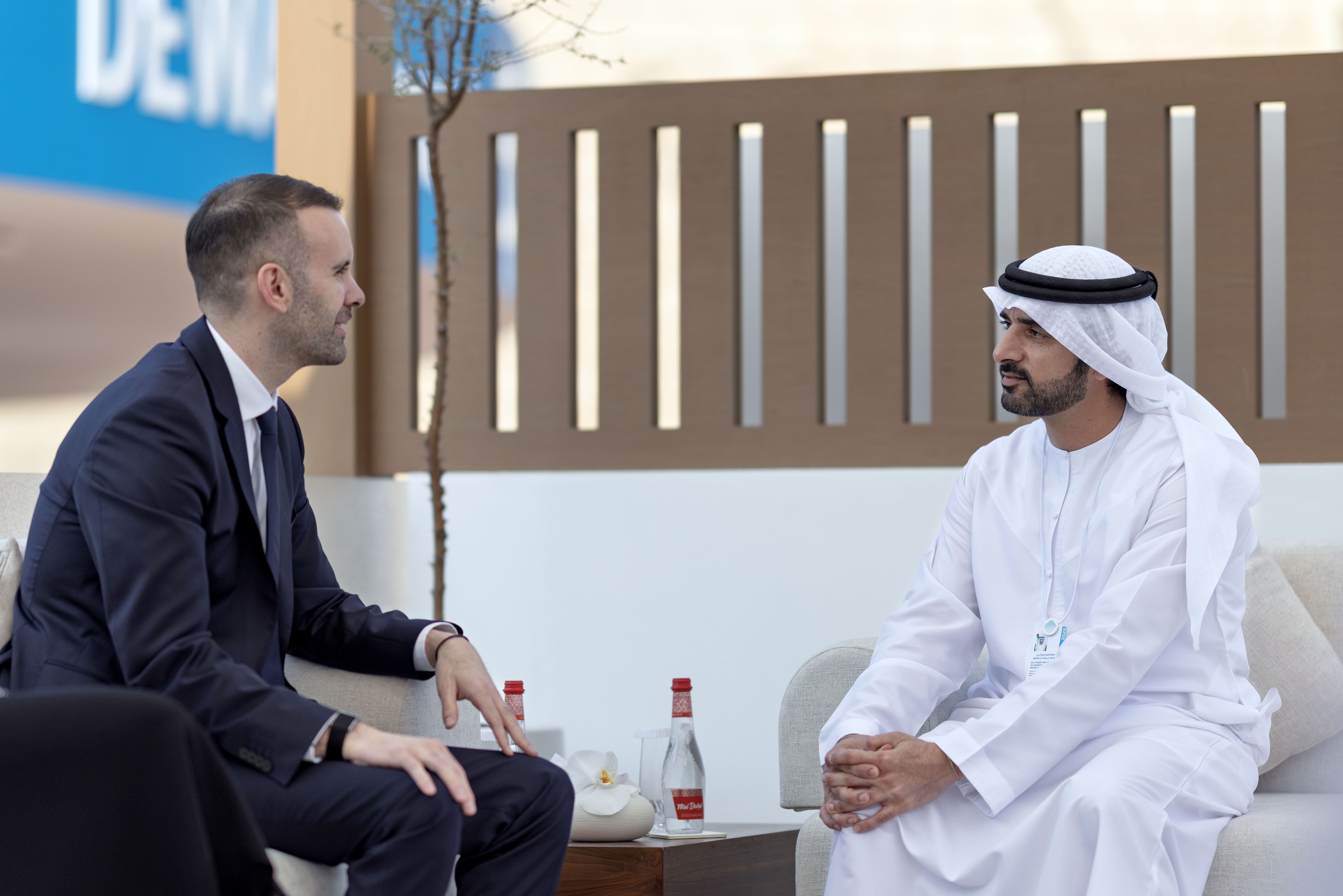 حمدان بن محمد يبحث آفاق التعاون مع رئيس وزراء مونتينيغرو خلال أعمال قمة الحكومات