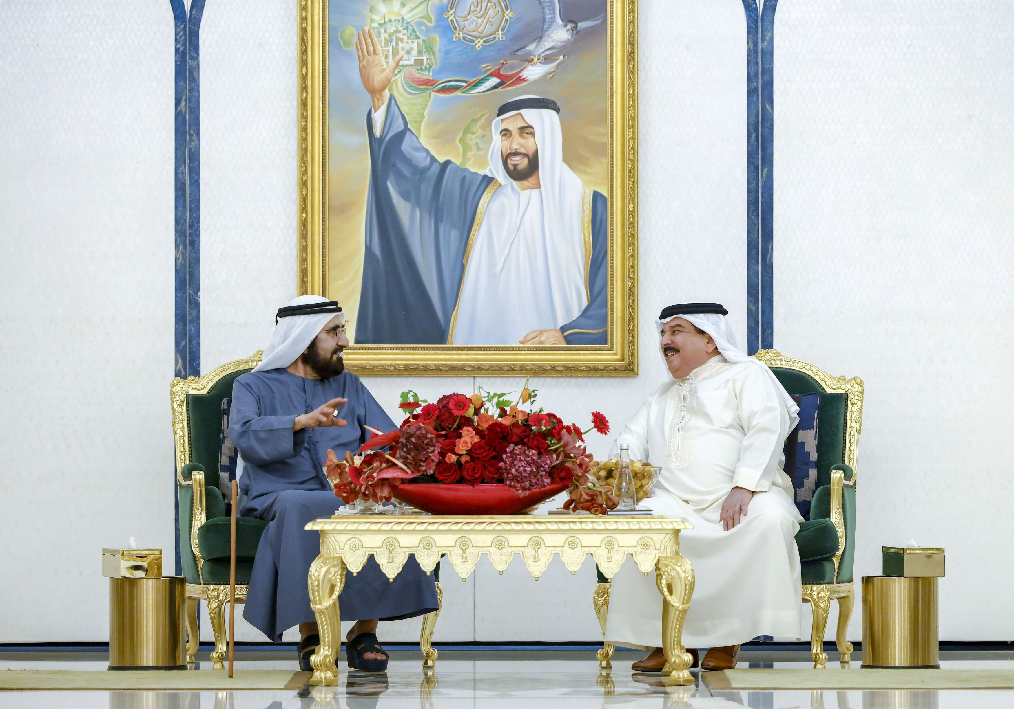   محمد بن راشد يلتقي ملك البحرين في مقر إقامته في أبوظبي