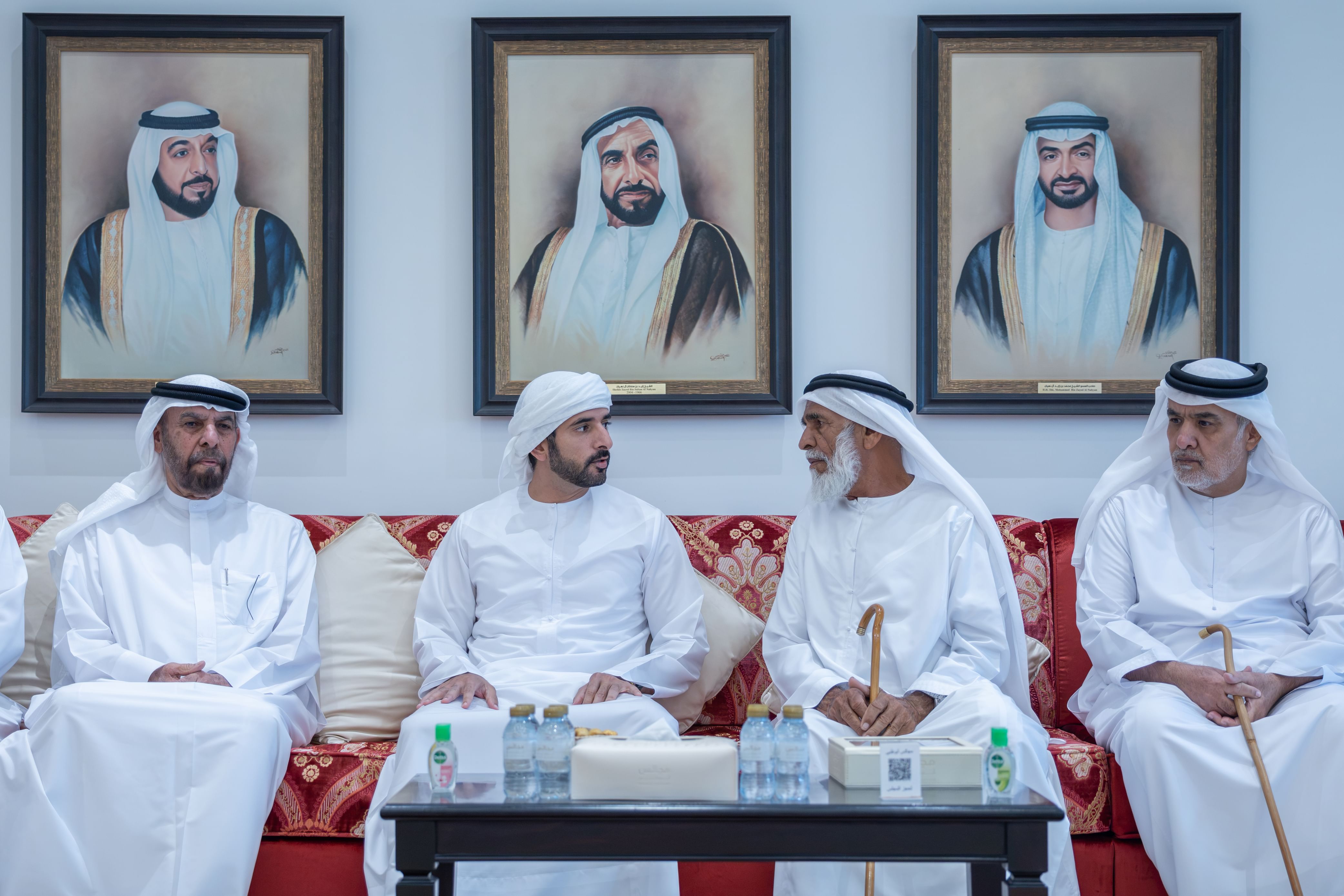 حمدان بن محمد يقدم واجب العزاء لأسرتي شهيدي الوطن والواجب عبدالله المنهالي وسعيد الشامسي
