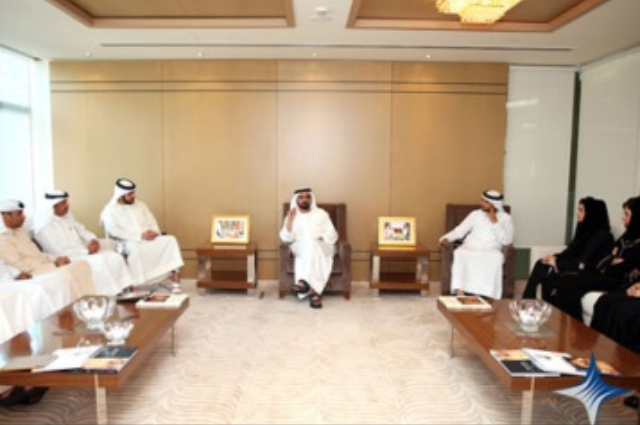 محمد بن راشد يقدم واجب العزاء في وفاة كريمة على سعيد بالحب العامري