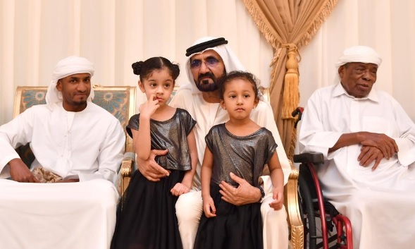 محمد بن راشد يقدم واجب العزاء في شهيد الوطن سعيد عنبر الفلاسي 