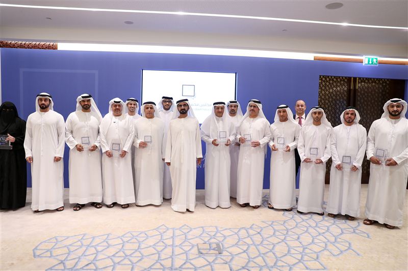 محمد بن راشد يكرم أصحاب الأفكار الابتكارية المقدمة للمجلس الذكي