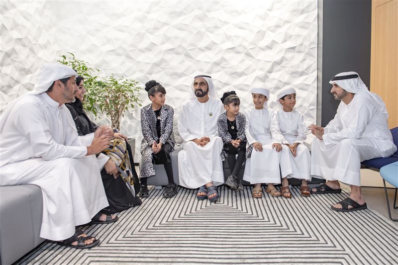 محمد بن راشد يلتقي أسرة إماراتية اختارت التعليم المنزلي لأبنائها
