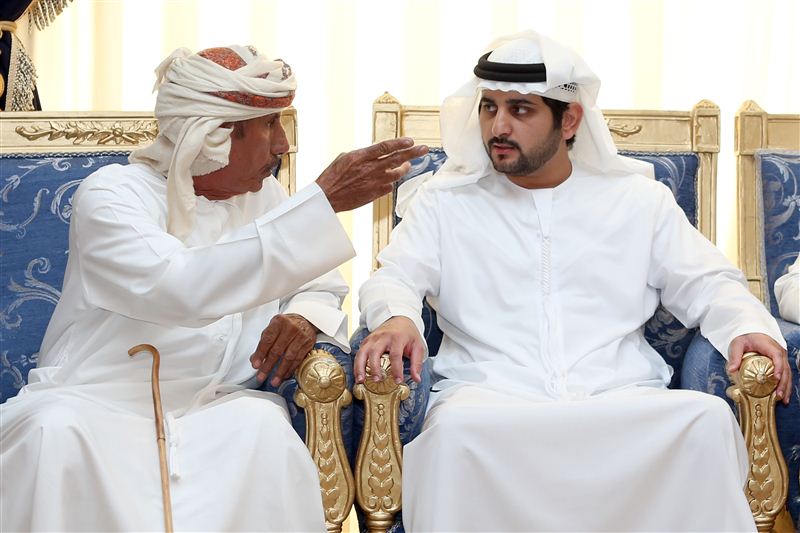 مكتوم بن محمد يقدم واجب العزاء في وفاة حرم ظافر الحبابي