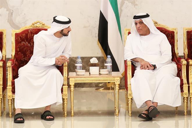 حمدان بن محمد يقدم واجب العزاء في وفاة حمد القاسمي