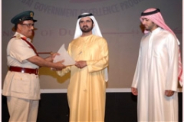 محمد بن راشد يكرّم فريقا من الصم في حفل توزيع جائزة أفضل خدمة حكومية عبر الهاتف المحمول