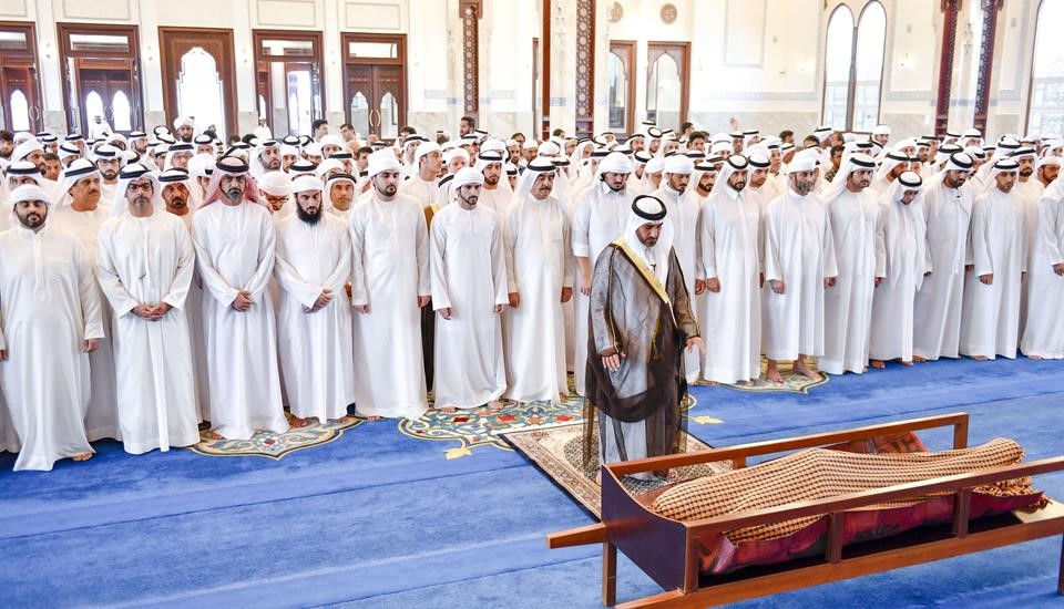 حاكم أم القيوين وولي عهد دبي والشيوخ يؤدون صلاة الجنازة على جثمان منصور بن أحمد بن علي آل ثاني