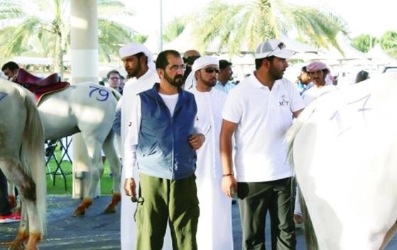 محمد بن راشد يتفقد الترتيبات النهائية لكأس القدرة في سيح السلم 