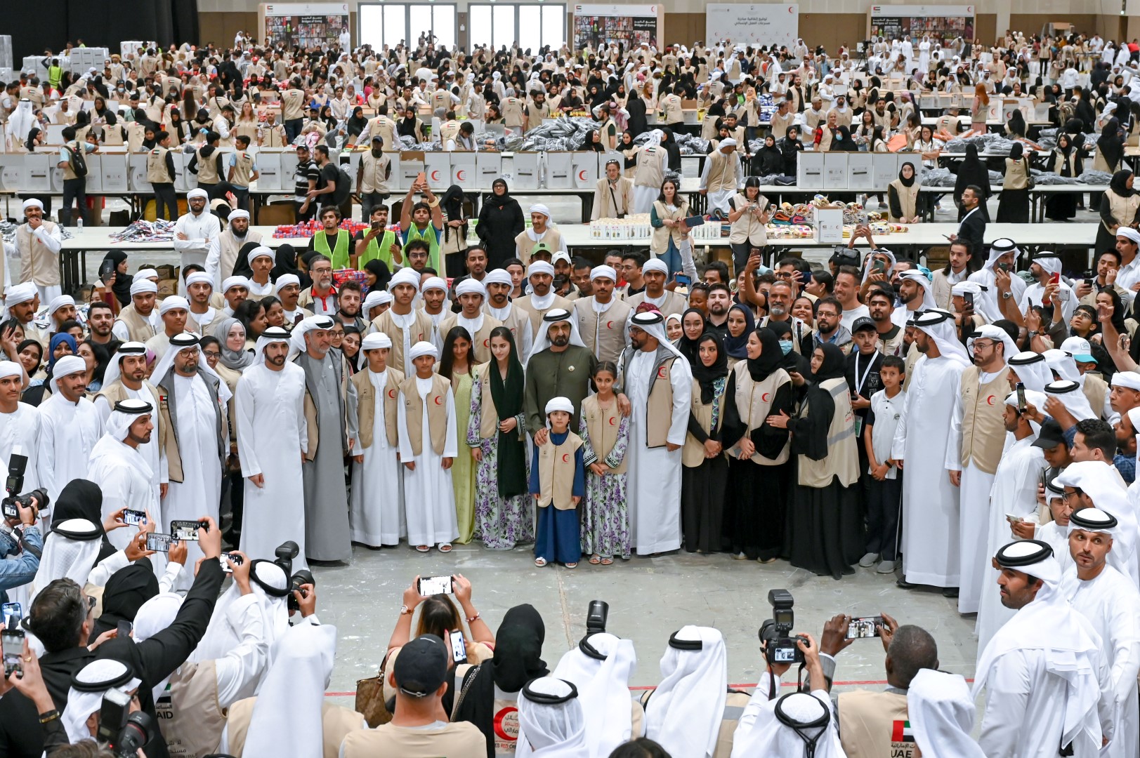 Mohammed bin Rashid visits ‘Bridges of Giving’ campaign centre