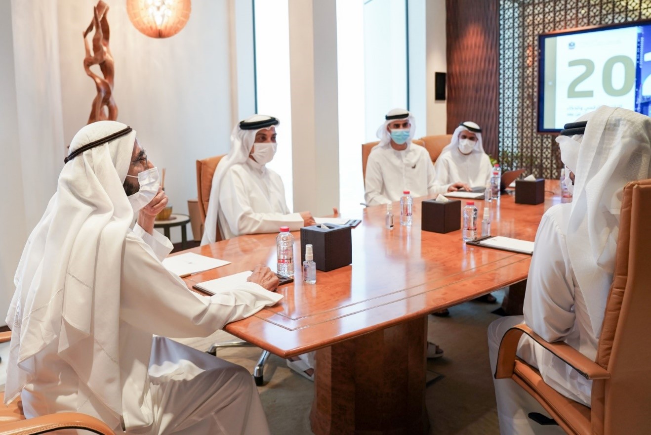 محمد بن راشد يطلع على خطط العمل المستقبلية لحكومة دولة الإمارات في ملف الذكاء الاصطناعي والاقتصاد الرقمي وتطبيقات العمل عن بعد
