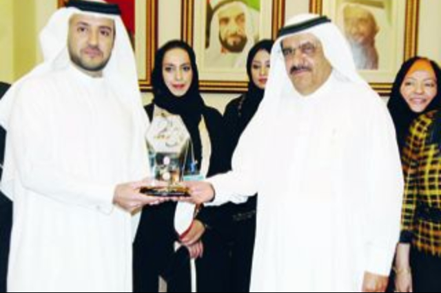 مكتوم بن محمد والأمير فيليب يحضران عرضاً جوياً احتفاء بالزيارة