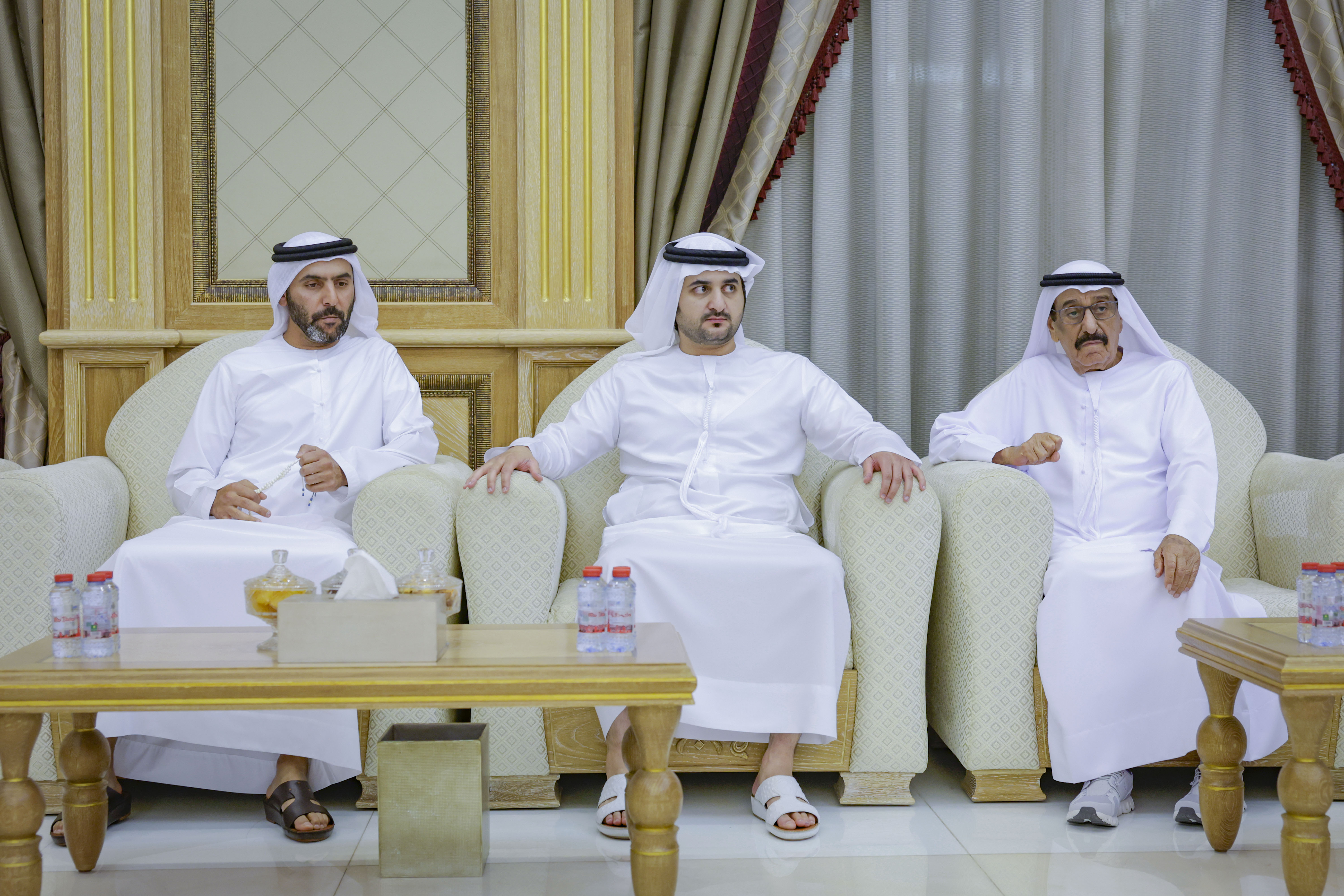 مكتوم بن محمد يقدم واجب العزاء في وفاة سعيد جمعة النابودة