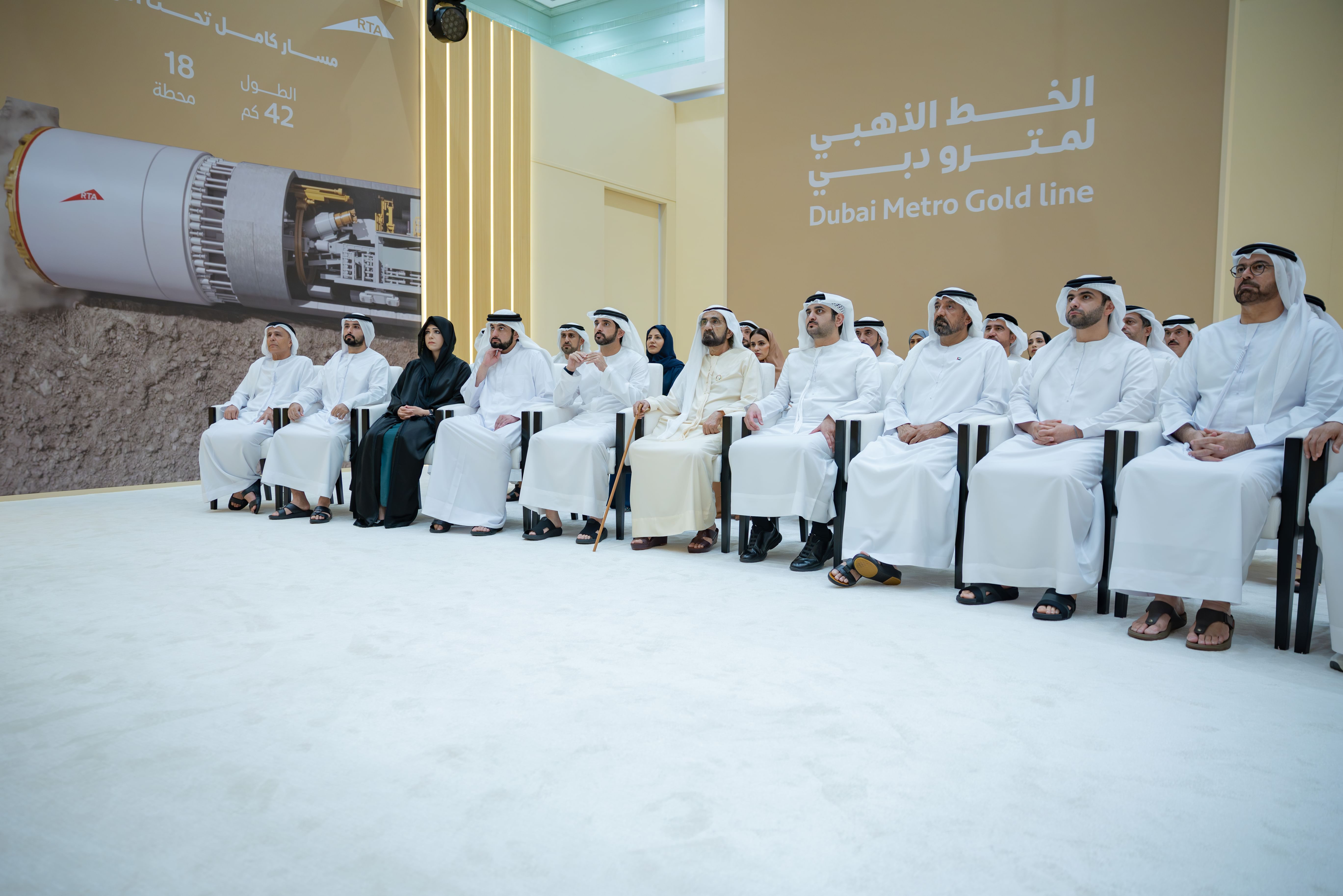 محمد بن راشد يعتمد مشروع الخط الذهبي لمترو دبي باستثمار 34 مليار درهم وطول 42 كم و18 محطة ويوجه بالبدء الفوري في تنفيذه