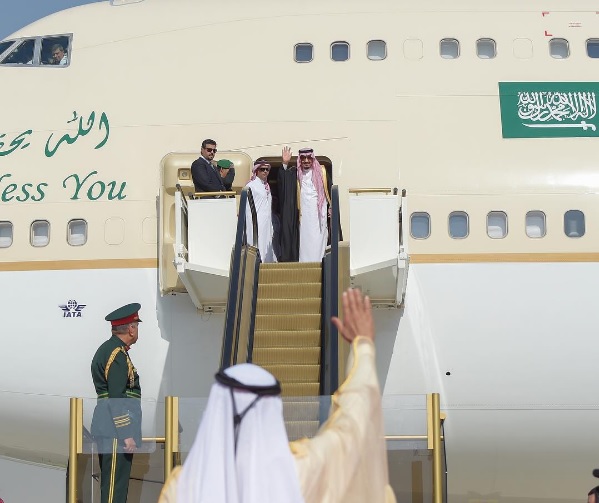 محمد بن راشد ومحمد بن زايد في مقدمة مودِّعي خادم الحرمين الشريفين