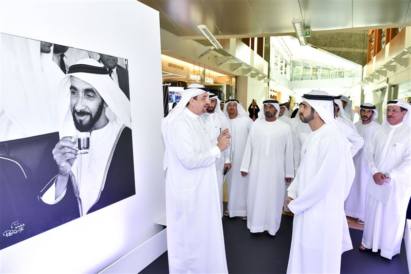 حمدان بن محمد يزور معرض "خمسون عاماً، من المشاركة إلى الاستضافة"