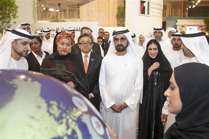 محمد بن راشد يتفقد المعرض المصاحب للدورة الثانية لمنتدى الأمم المتحدة العالمي للبيانات 2018 بدبي
