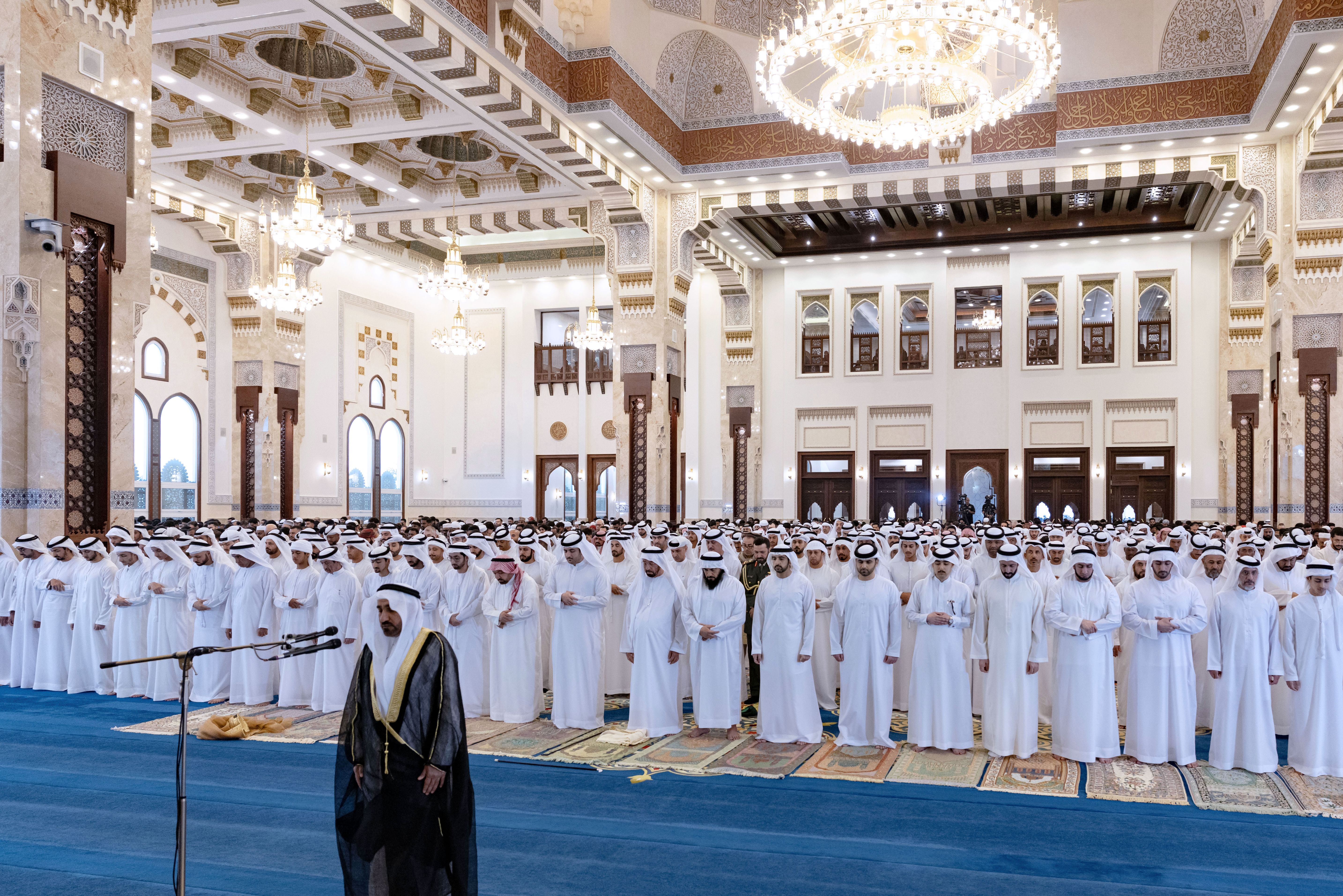 حمدان بن محمد يؤدي صلاة عيد الأضحى في مسجد زعبيل في دبي
