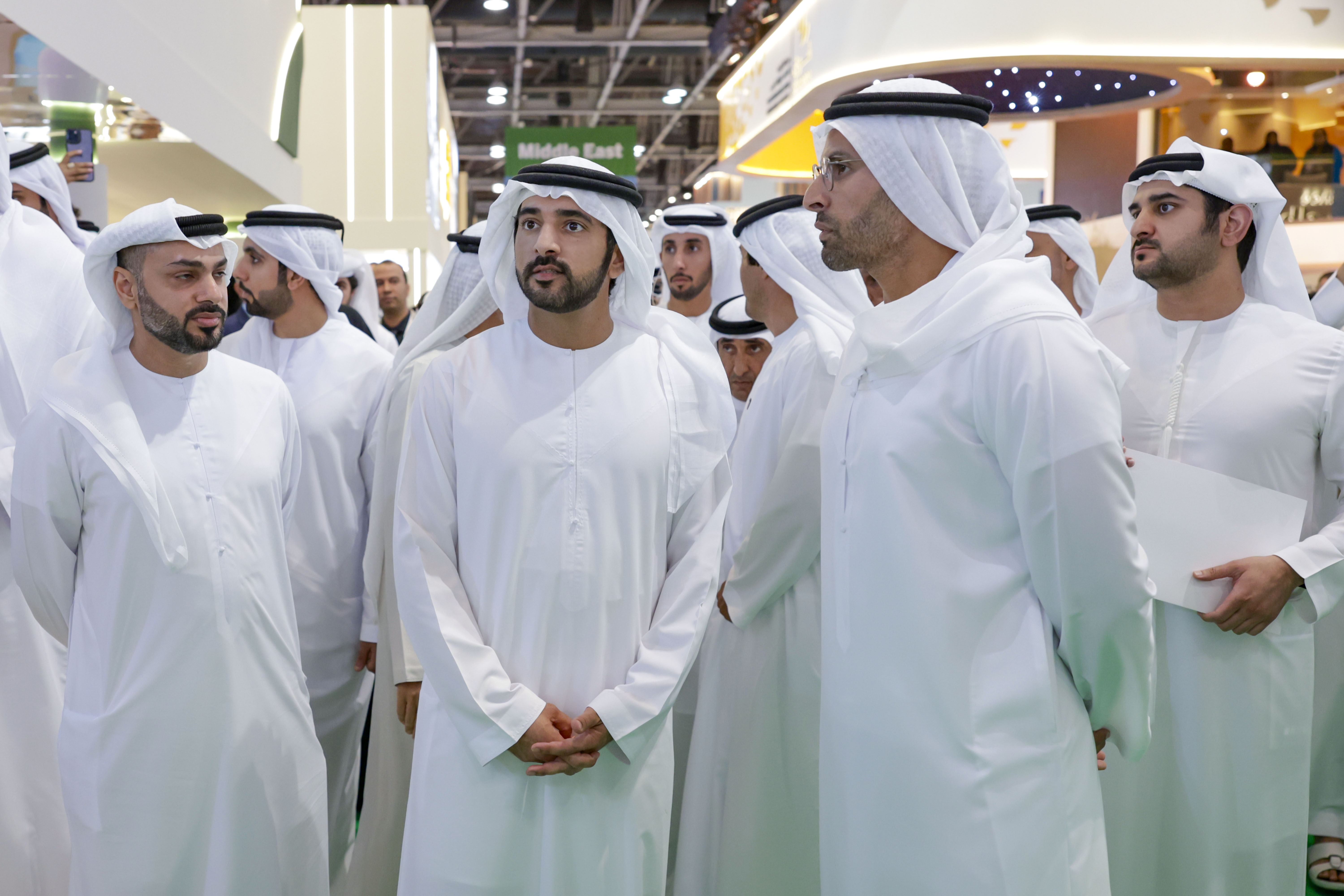 حمدان بن محمد يزور معرض "سوق السفر العربي 2024"