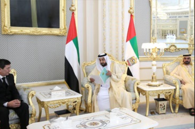 محمد بن راشد يقدم واجب العزاء في شهيدي الوطن سيف الزعابي وعبدالله الحمودي