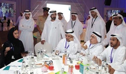 محمد بن راشد ترأس جلسة العصف الذهني بمكتبه بأبراج الإمارات