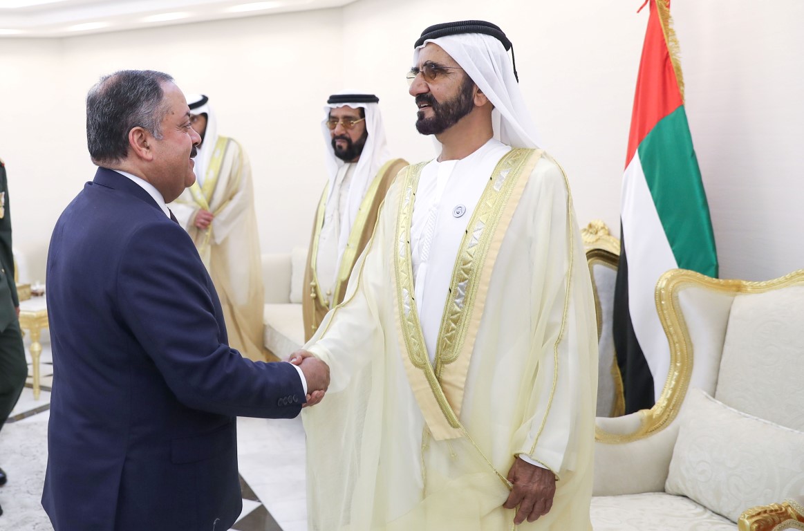 محمد بن راشد يلتقي عددا من ضباط القوات المسلحة المتقاعدين والدبلوماسيين