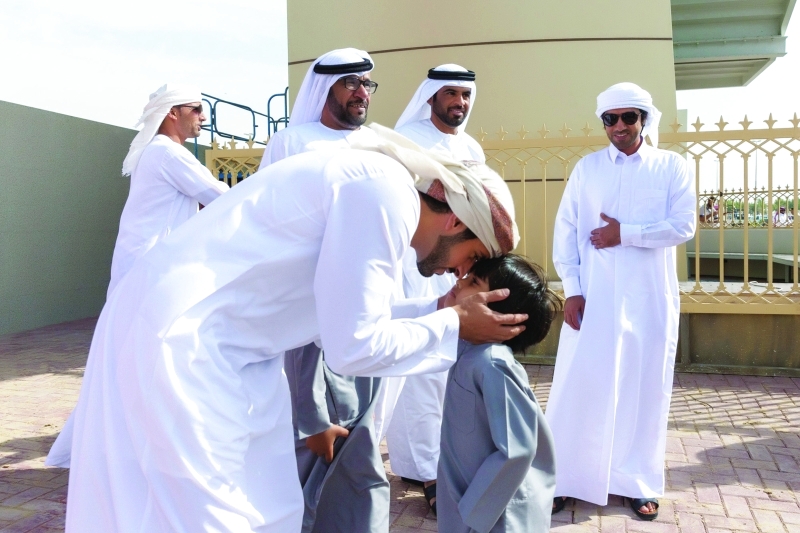 حمدان بن محمد يشهد سباقات ميدان المرموم 