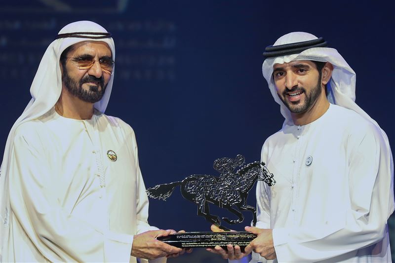 محمد بن راشد يكرم الفائزين بجائزة محمد بن راشد للتميز في سباقات الخيل للعام 2017