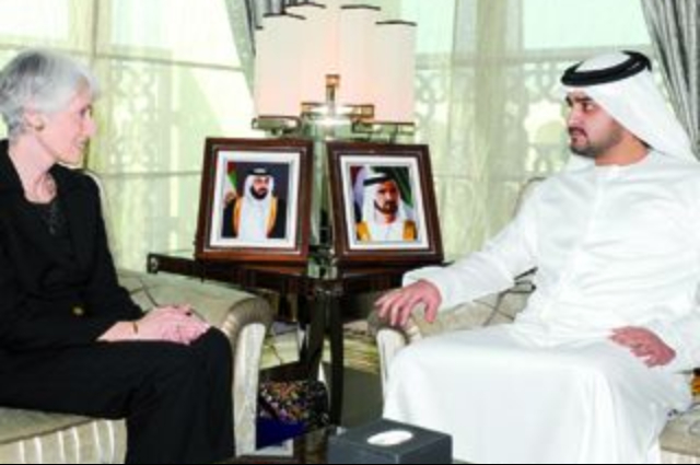 حمدان بن راشد يشهد زفاف 45 موظفاً في كهرباء دبي
