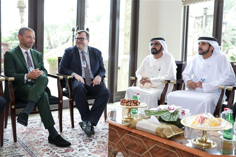 محمد بن راشد يستقبل رئيس مجلس إدارة شركة " لينكد إن "
