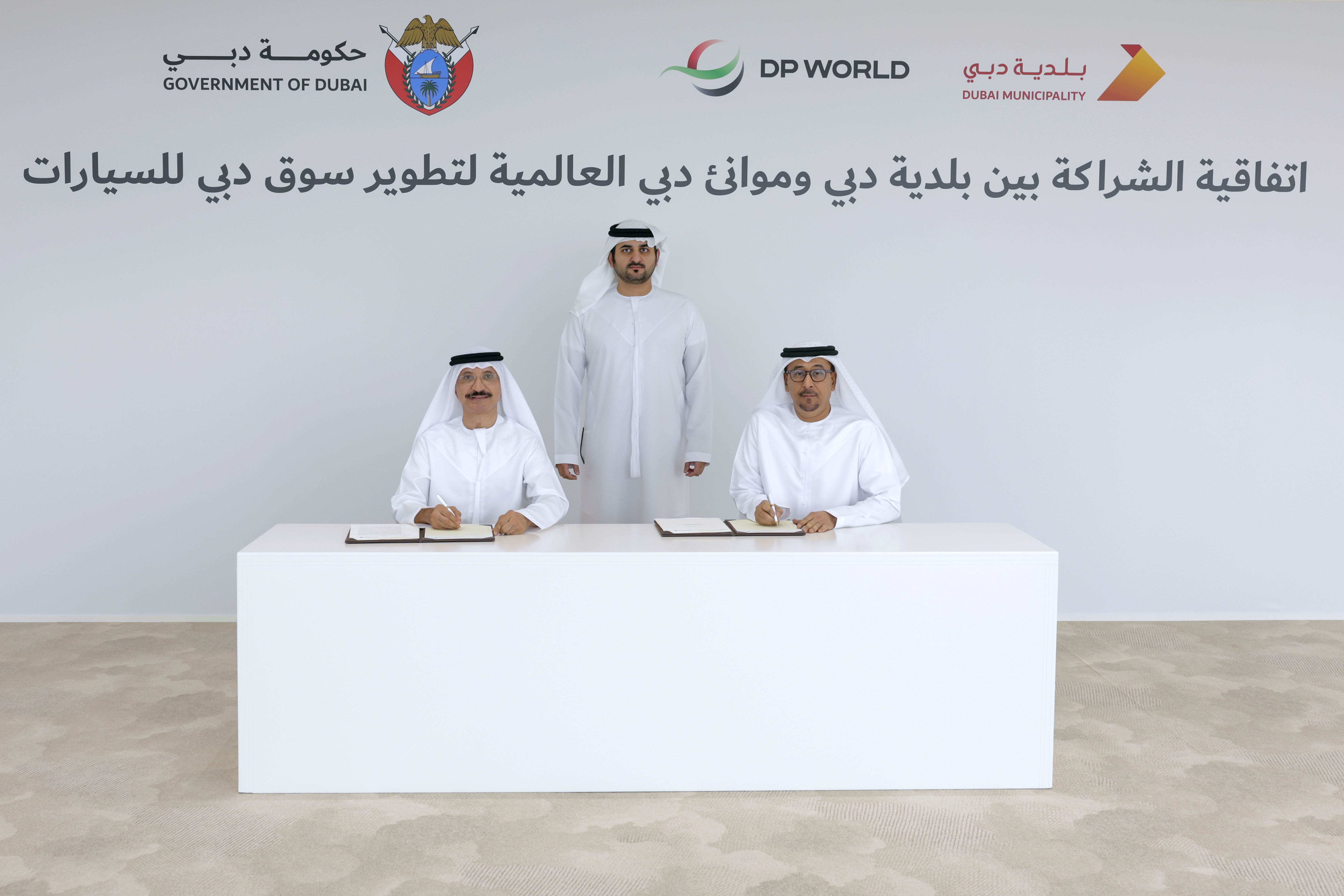 محمد بن راشد يوجّه بتطوير سوق دبي للسيارات ليكون أكبر وأفضل سوق في العالم وتعهيد السوق لموانئ دبي العالمية